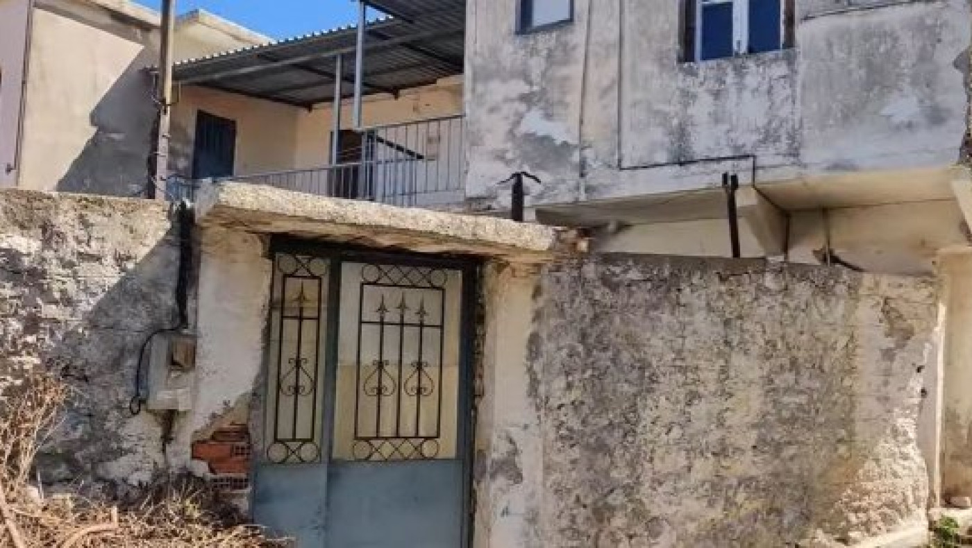 Φρίκη στη Μεσσηνία: Τσιμέντωσαν γυναίκα σε αυλή σπιτιού