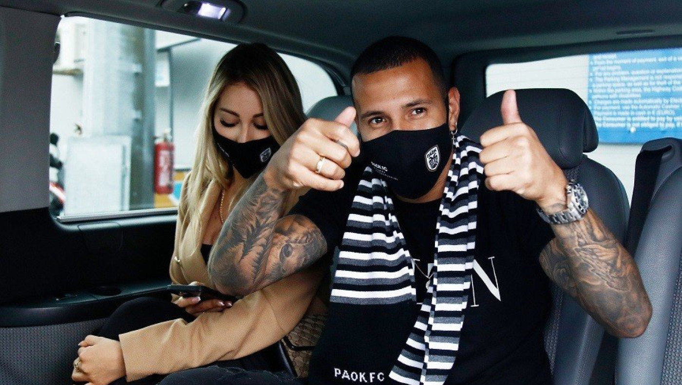 Η σύντροφος του Σίντκλεϊ προκάλεσε χαμό με σκάφος στη Χαλκιδική!