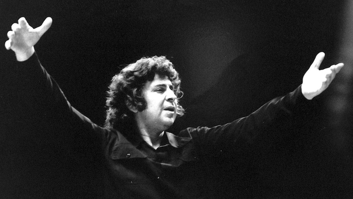 Θεσσαλονίκη: Χόρεψαν ζεϊμπέκικο και ζορμπά για χάρη του Μίκη Θεοδωράκη