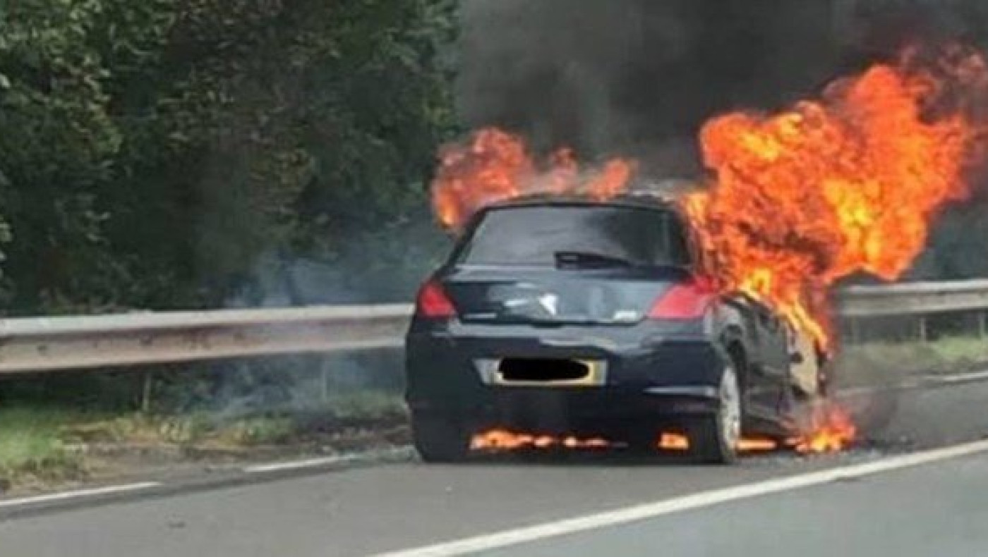 ΠΡΙΝ ΛΙΓΟ: Αυτοκίνητο άρπαξε φωτιά στον περιφερειακό της Θεσσαλονίκης