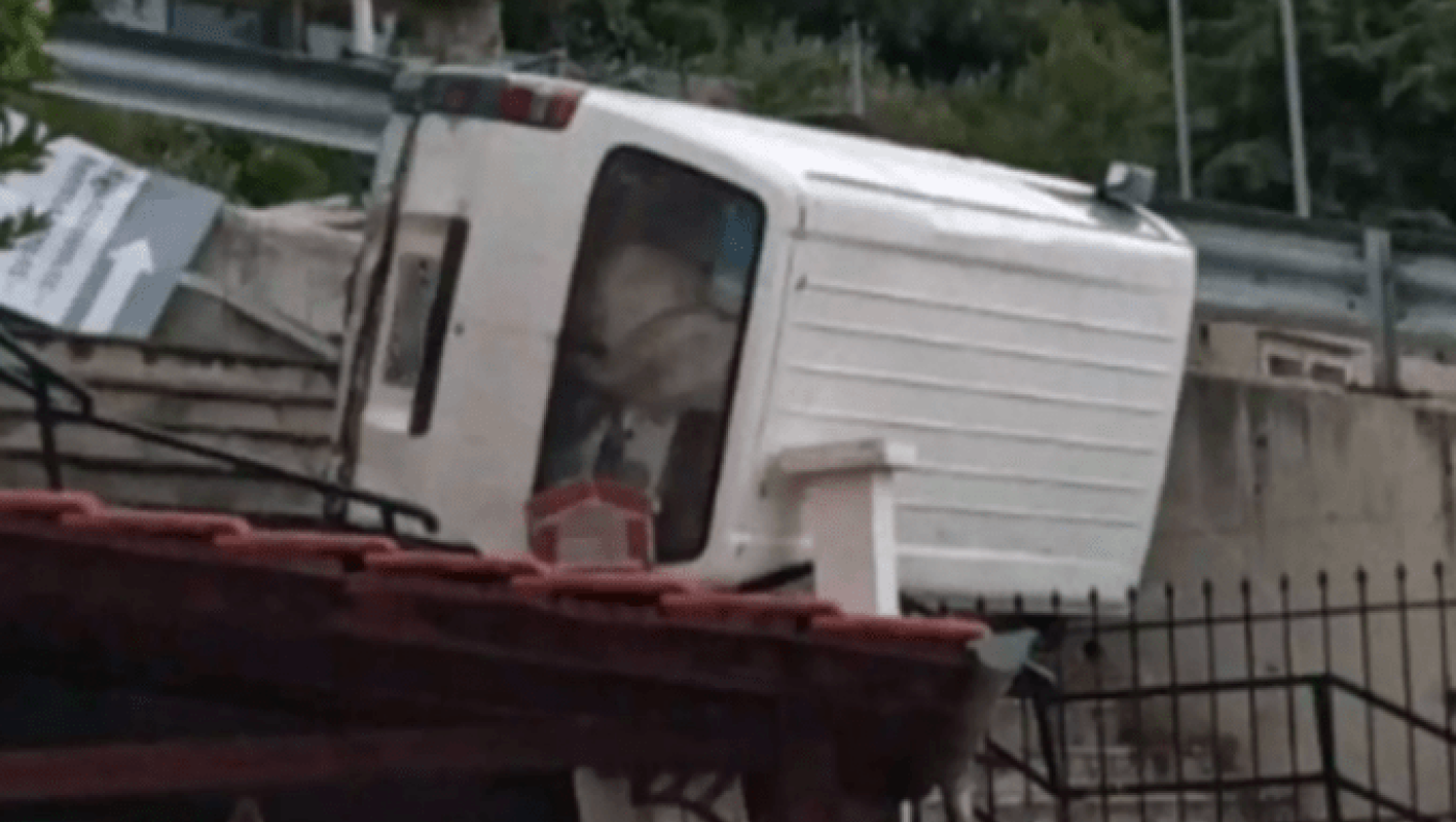 Απίστευτο τροχαίο στην Καβάλα: Φορτηγάκι «προσγειώθηκε» στην στέγη σπιτιού!