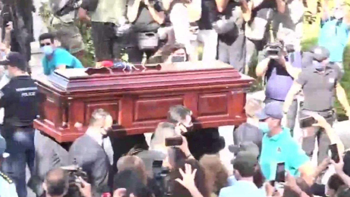 Μίκης Θεοδωράκης: Ξεκίνησε στη Μητρόπολη το λαϊκό προσκύνημα στον μεγάλο μας συνθέτη