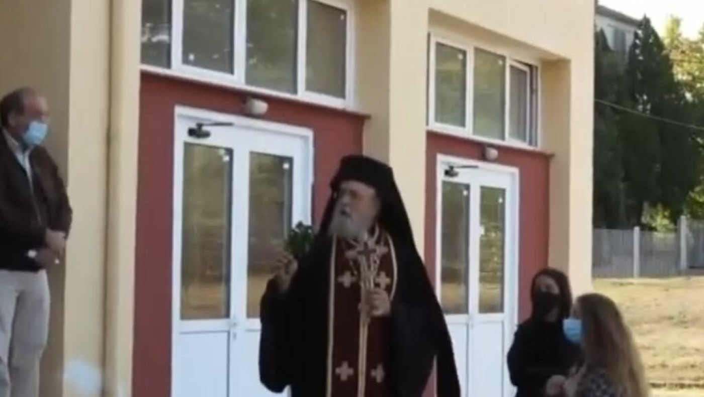 Αμύνταιο: Αρχιμανδρίτης τα... ψέλνει σε εκπαιδευτικούς -«Ο σταυρός δεν μολύνει»