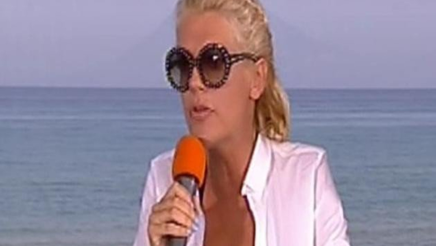 Το τερμάτισε η Σάσα Σταμάτη: ΟΛΟ το στήθος έξω!!!