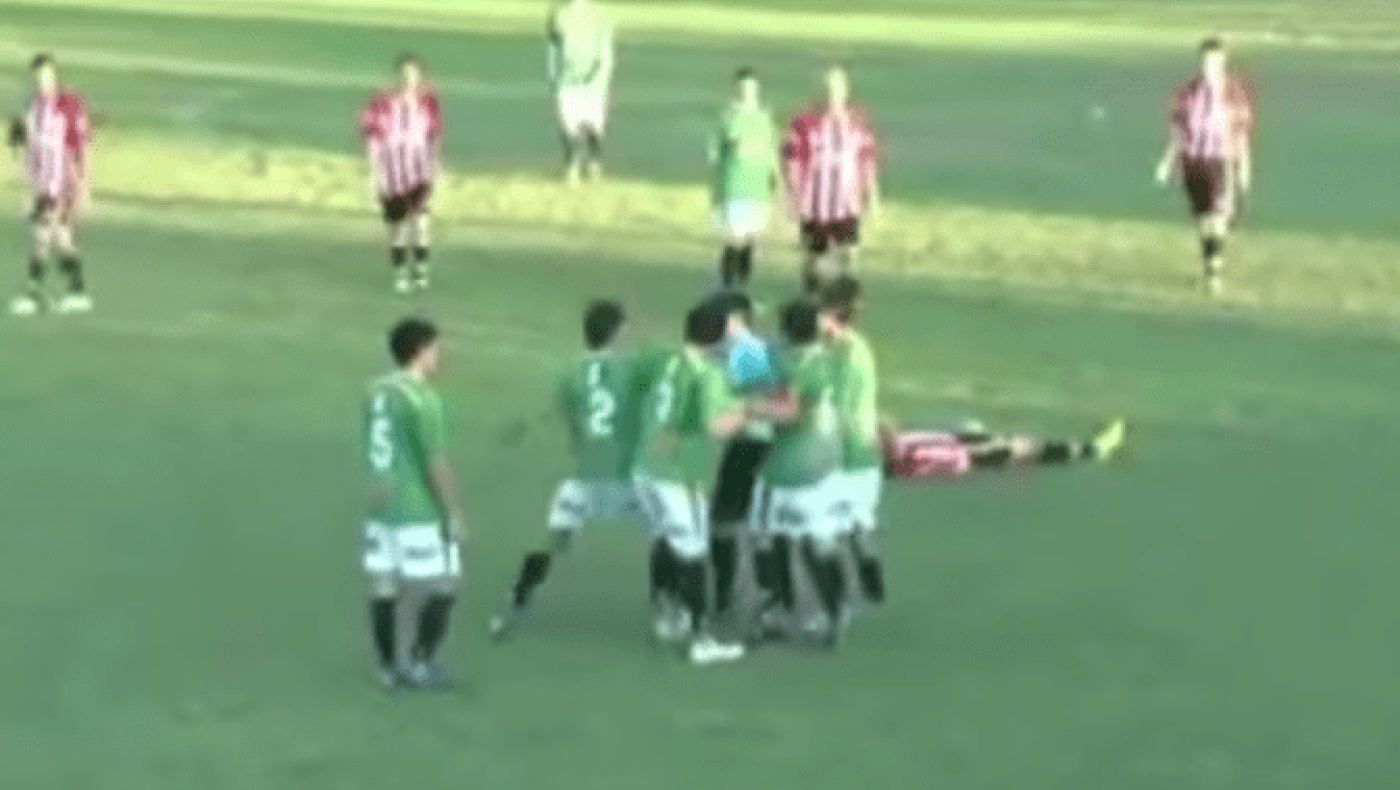 Στο νοσοκομείο o διαιτητής για μια κίτρινη (video)