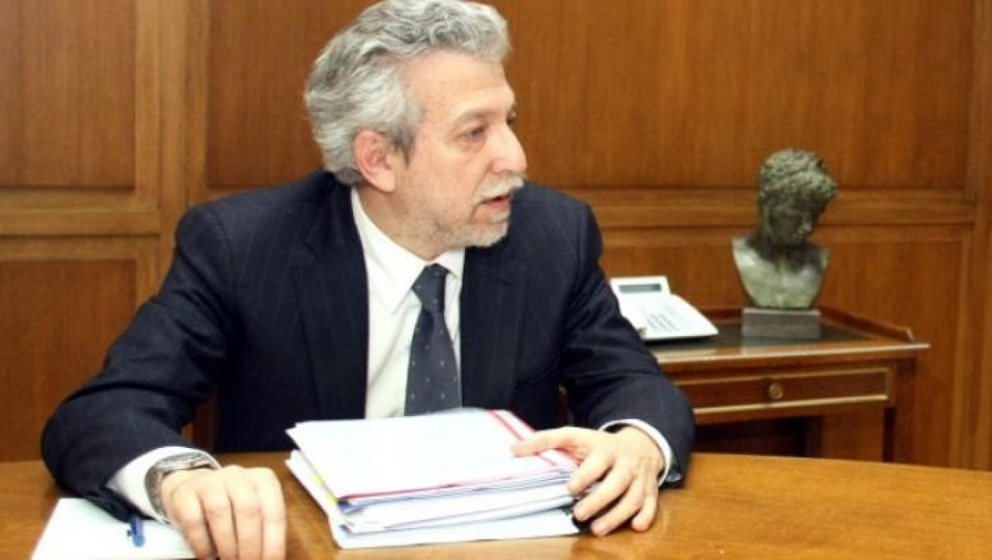 Εκτεθειμένος, από την πρώτη κιόλας υπόθεση