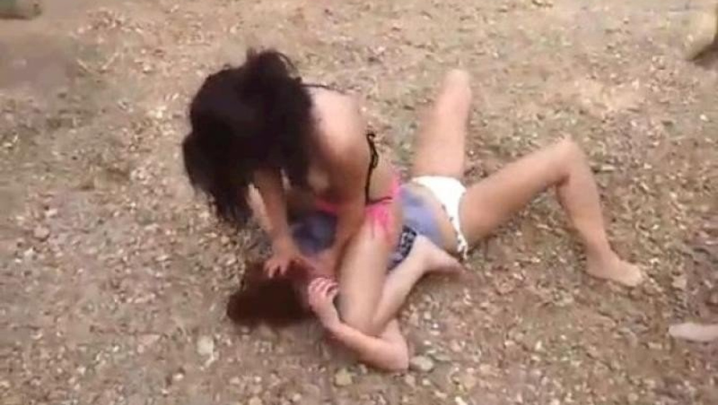 Άγριο ξύλο ανάμεσα σε... κορίτσια με μπικίνι! (ΒΙΝΤΕΟ)