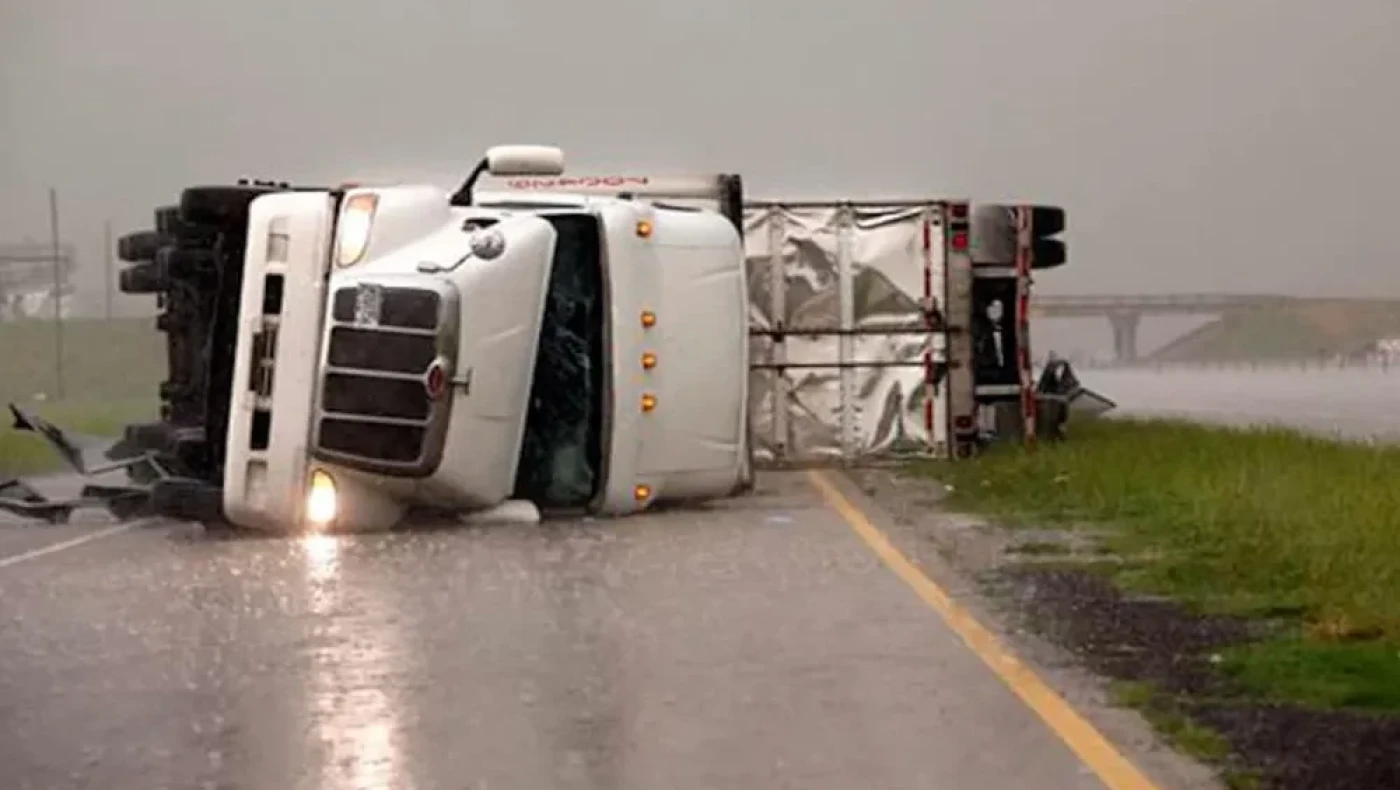 Δείτε τυφώνα να αναποδογυρίζει νταλίκα