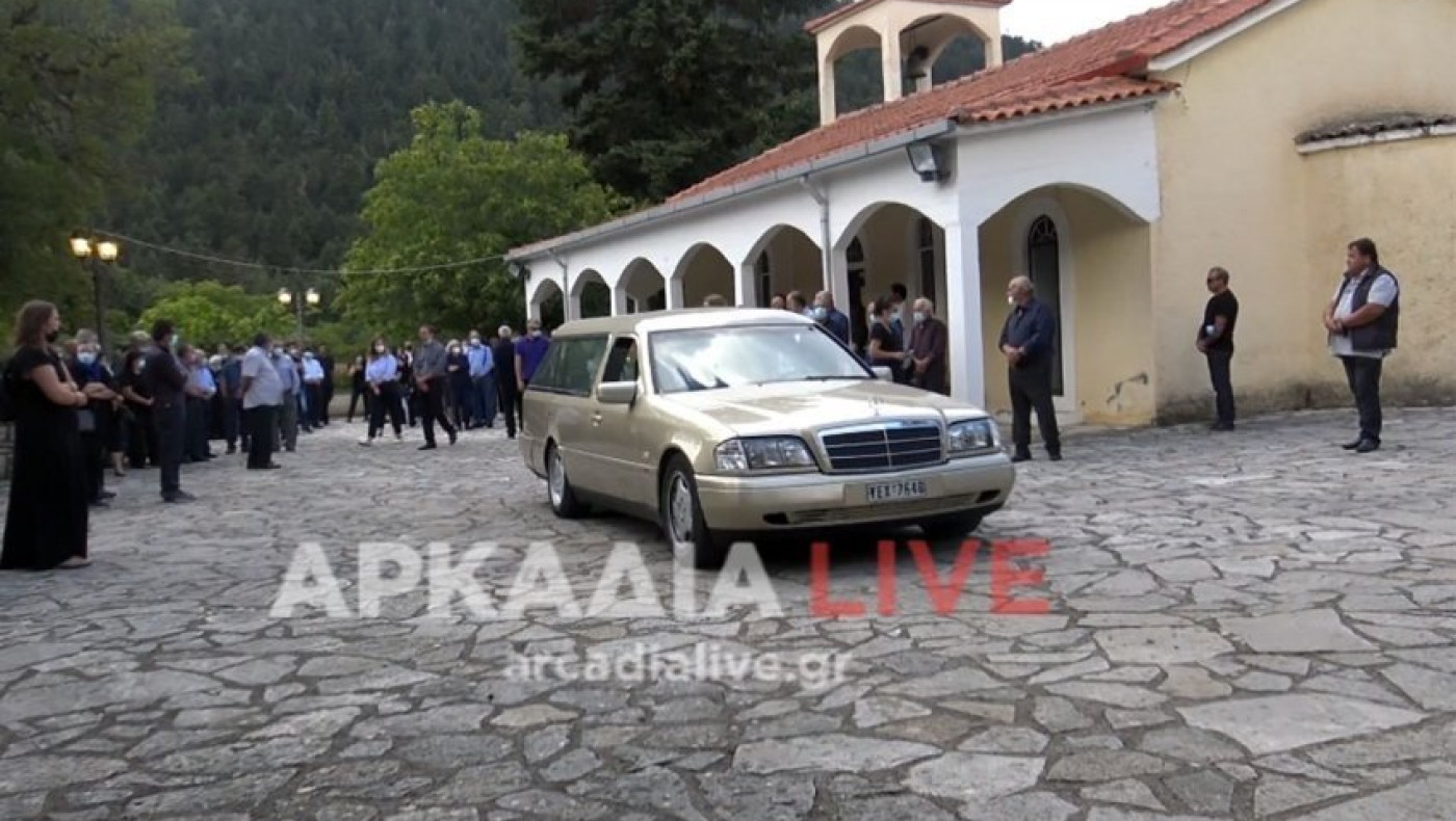 Αρκαδία: Θλίψη στην κηδεία του 15χρονου – Είχε κάνει την πρώτη δόση του εμβολίου