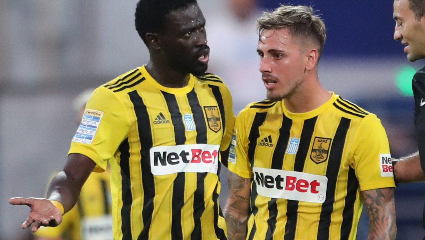 Άρης: «Υποδοχή» στο αεροδρόμιο από οπαδούς- Απαίτησαν νίκη με ΠΑΟ