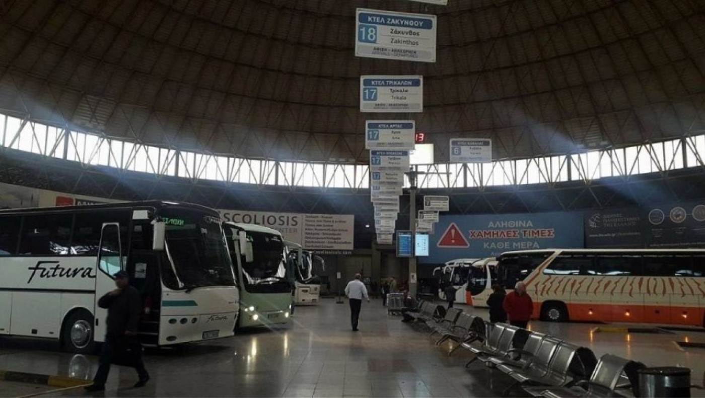 Βίντεο-ΣΟΚ: Οδηγός ΚΤΕΛ αφήνει το τιμόνι και επισκευάζει μηχάνημα εν κινήσει!