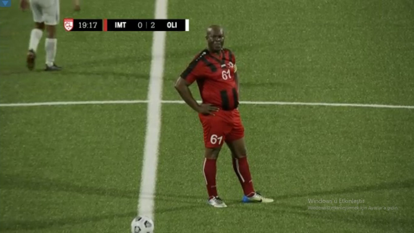 Αντιπρόεδρος του Σουρινάμ αγωνίστηκε σε διεθνή ποδοσφαιρικό αγώνα - Σε ηλικία 60 ετών!