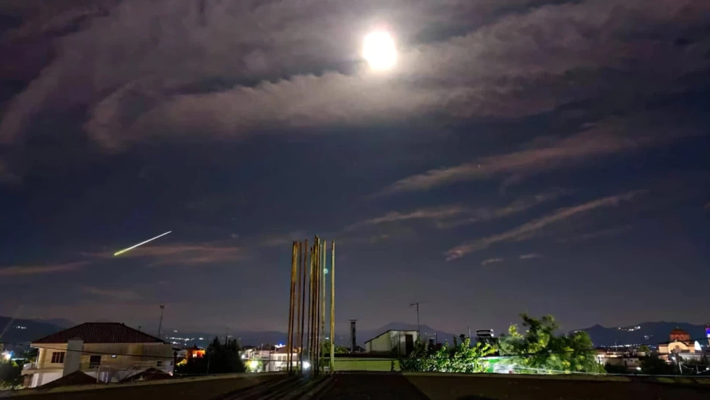 Έγινε η νύχτα μέρα στην Αττική από πτώση μετεώρου (vid)