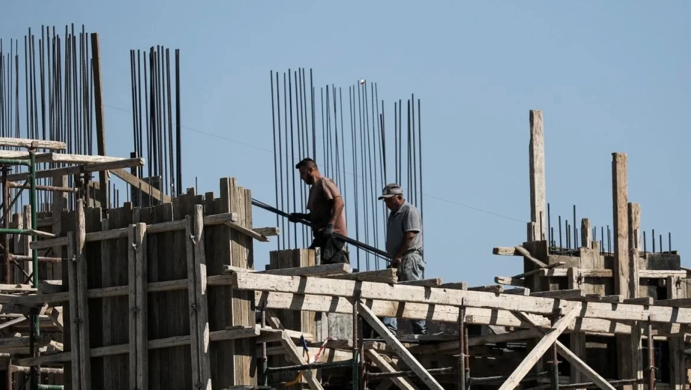 Το κύμα ακρίβειας «γκρεμίζει» την οικοδομή