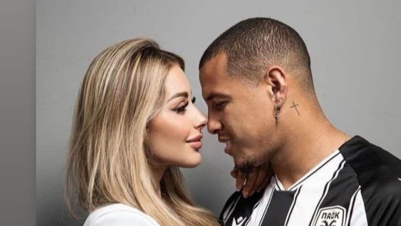 H κ.Σίντκλει έκανε δώρο φανέλα του άνδρα της