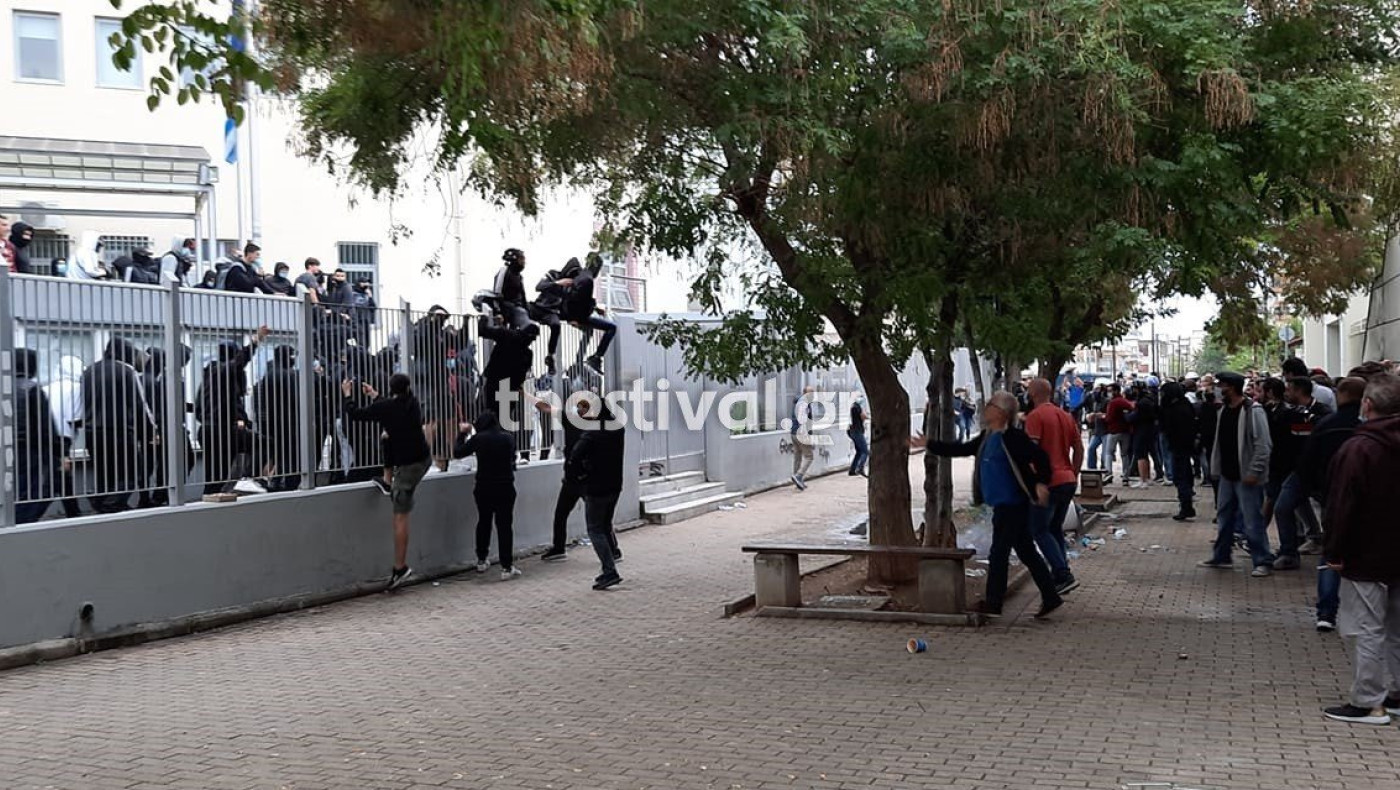 Σταυρούπολη: Επανεμφανίστηκε η Χρυσή Αυγή και… συγχαίρει τους μαθητές που επιτέθηκαν στους φοιτητές