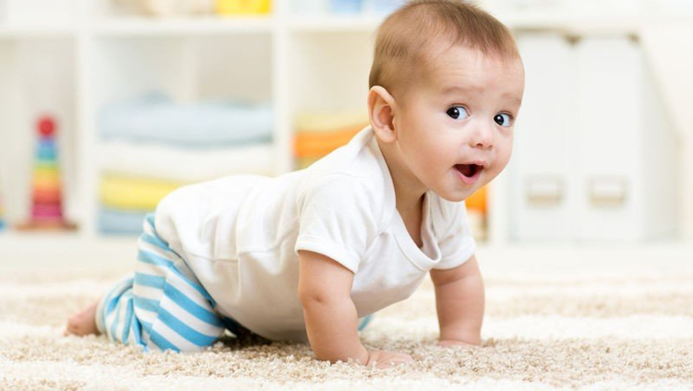 Μωράκι δέκα μηνών βρέθηκε να... μπουσουλάει μετά τα μεσάνυχτα σε δρόμο της Ελασσόνας