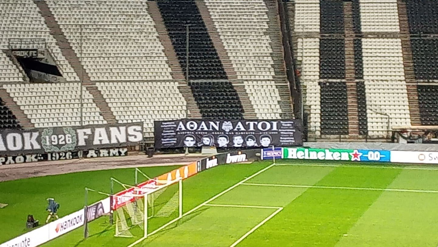 Πανό για τα αδικοχαμένα αετόπουλα των Τεμπών στην Τούμπα