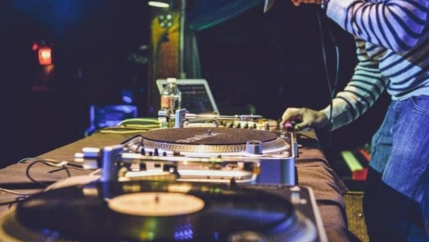 Θεσσαλονίκη: Διαμαρτυρία DJs για την απαγόρευση μουσικής στην εστίαση