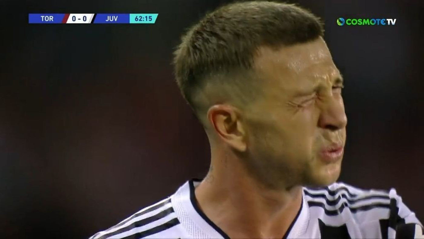 Αυτό... πόνεσε! Ο Αλέγκρι κλώτσησε εν ώρα αγώνα τον Μπερναρντέσκι