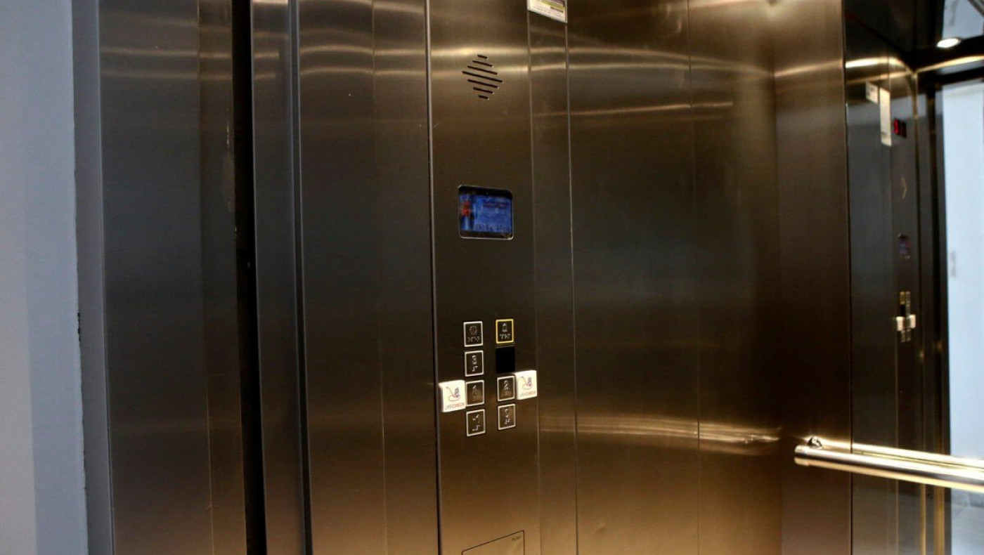 Κρήτη: Μπήκε στο ασανσέρ και αντίκρισε γυμνό τον γιατρό – γνωστό επιδειξία της περιοχής