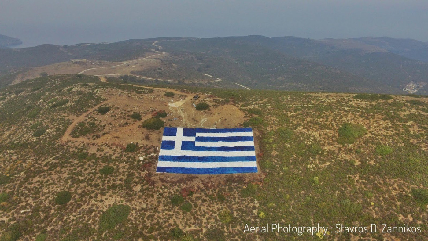 Αλεξιπτωτιστές πέφτουν κρατώντας την ελληνική σημαία!