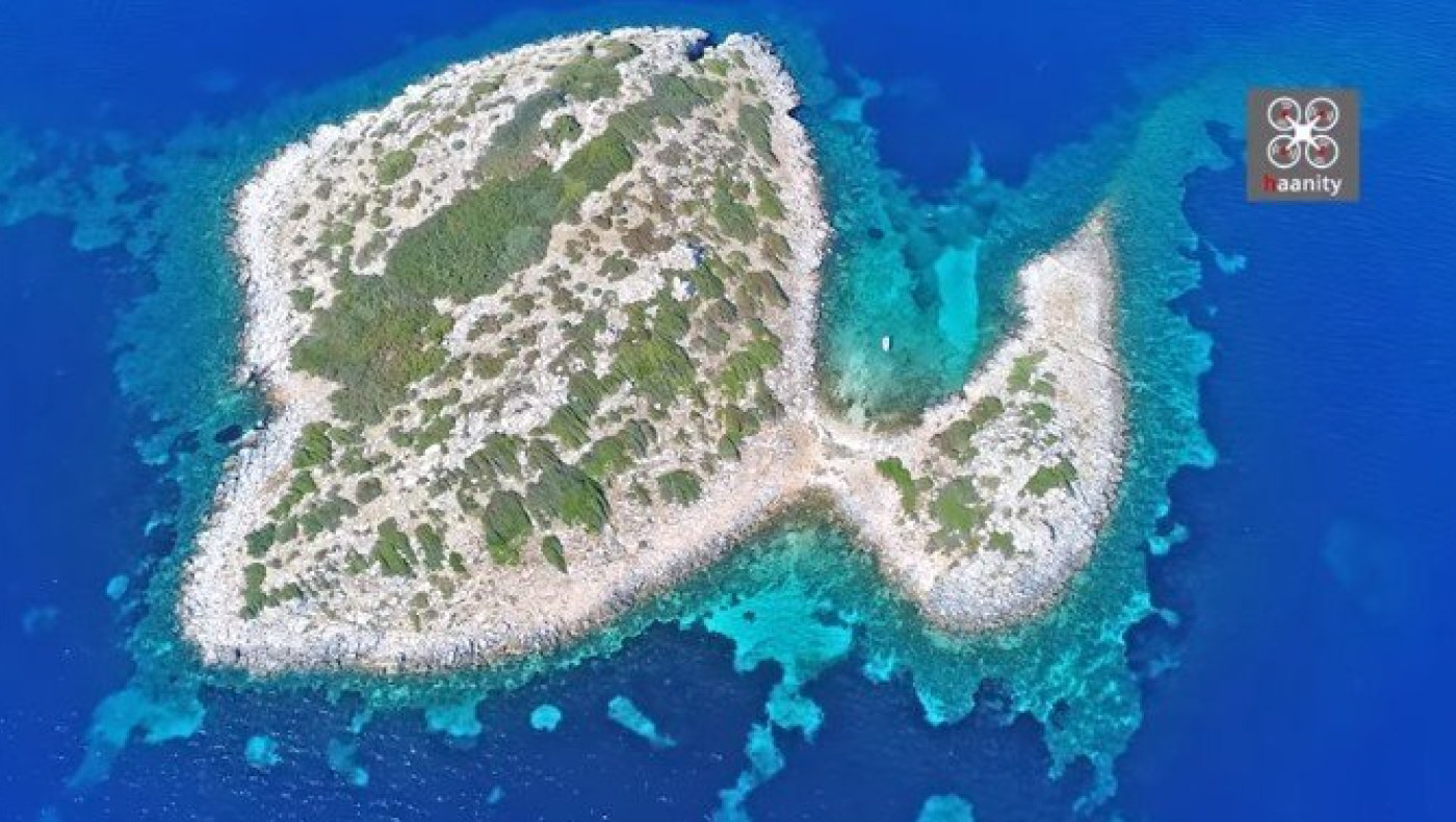 Το ελληνικό νησί με το όνομα «φονιάς» που έχει σχήμα πάπιας