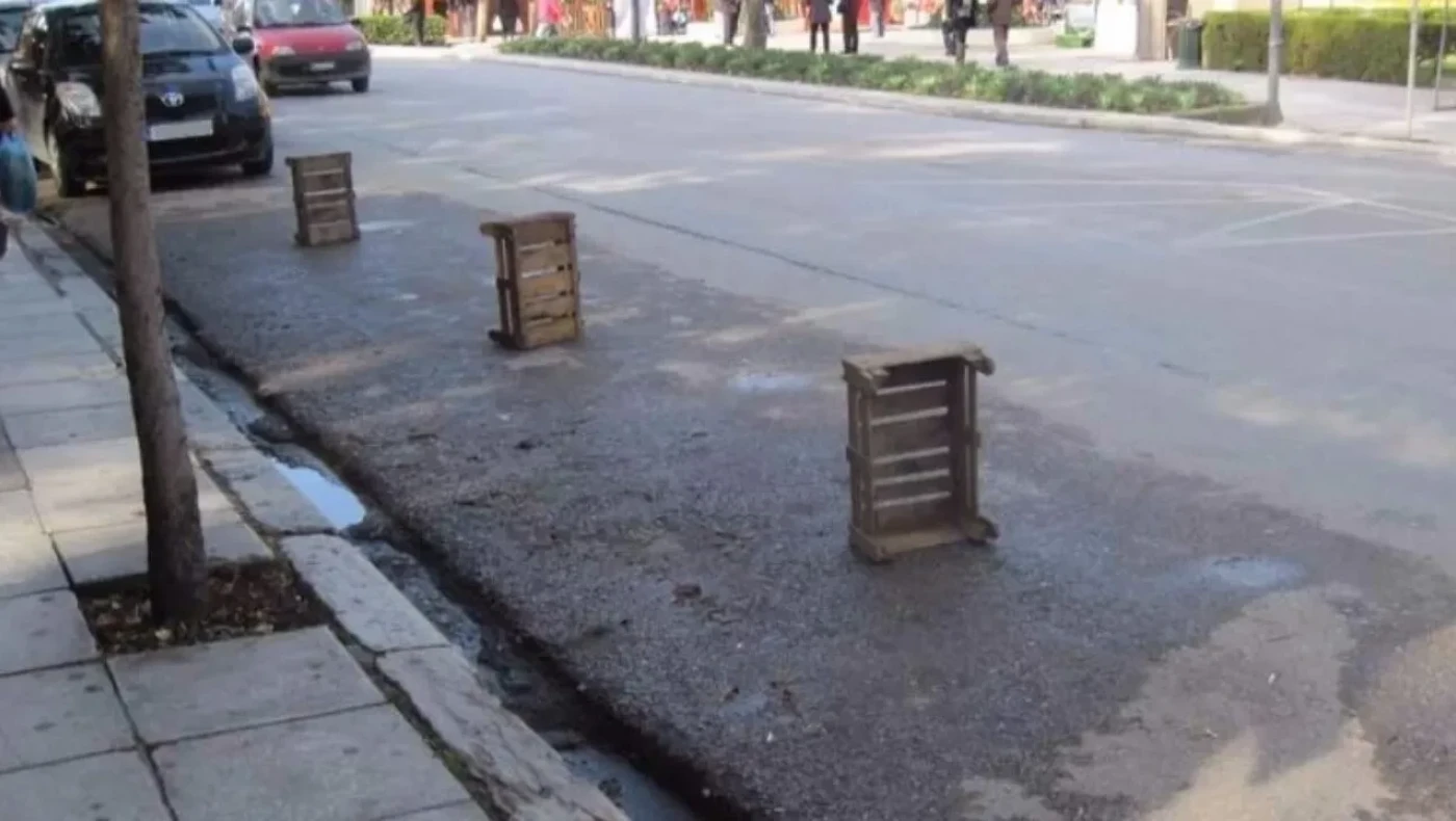 Καρέκλες και καφάσια για… σίγουρο πάρκινγκ, ΤΕΛΟΣ –Έρχονται βαριά πρόστιμα!