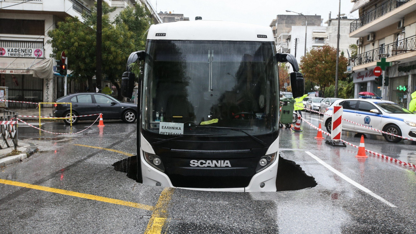 Θεσσαλονίκη: Άνοιξε τρύπα στο οδόστρωμα στην Εθνικής Αντιστάσεως και «κατάπιε» λεωφορείο!