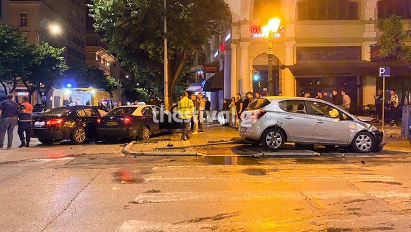 Σύγκρουση δύο οχημάτων στο κέντρο της Θεσσαλονίκης