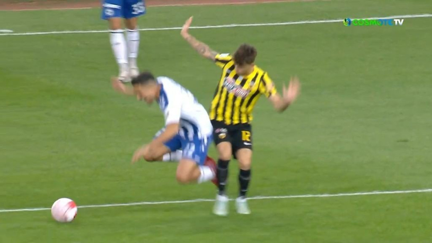 Γι' αυτή τη φάση φωνάζει για πέναλτι ο Ατρόμητος στον αγώνα με την ΑΕΚ