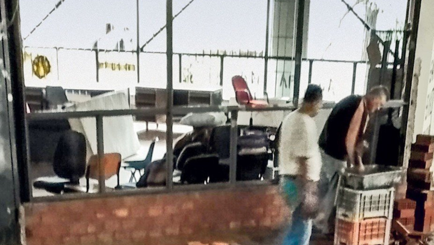 Αντιεξουσιαστές έχτιζαν τοίχο μέσα στο ΕΜΠ - Έφοδος της αστυνομίας