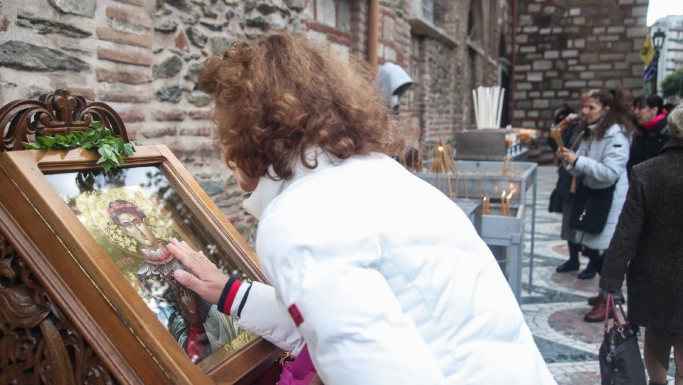 Θεσσαλονίκη-Αγ. Δημήτριος: Κατεβάζουν τις μάσκες για να προσκυνήσουν την εικόνα