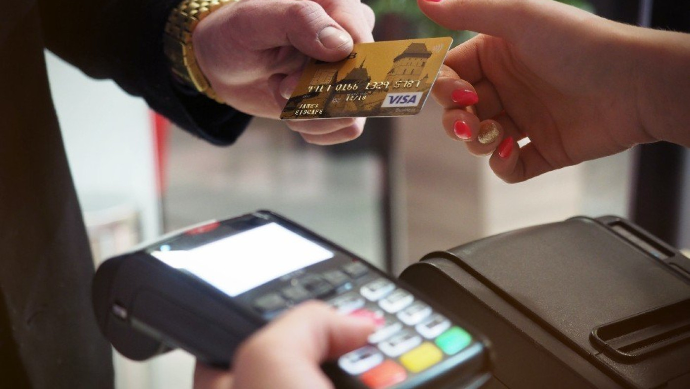 Απίστευτο: Συνταξιούχος έβαλε στην τσέπη 950.000 ευρώ για πωλήσεις μέσω διαδικτύου