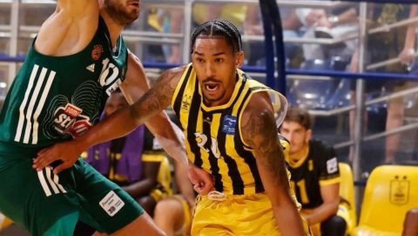 Άρης: Ο Χάνλαν με t-shirt του «αυτοκράτορα» καλεί τον κόσμο να το προμηθευτεί