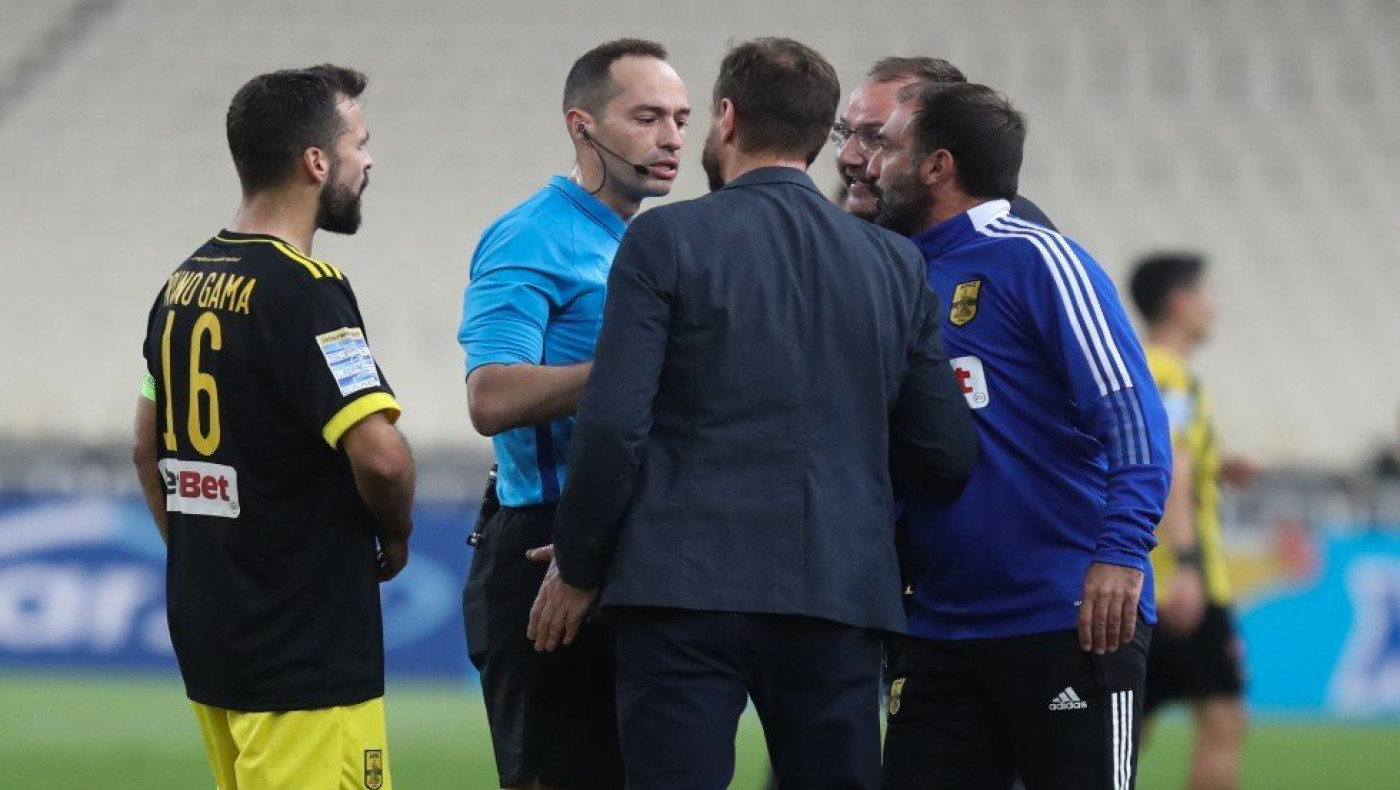 Η ΑΕΚ καταγγέλλει λεκτική επίθεση του Μάντζιου στον 4ο διαιτητή
