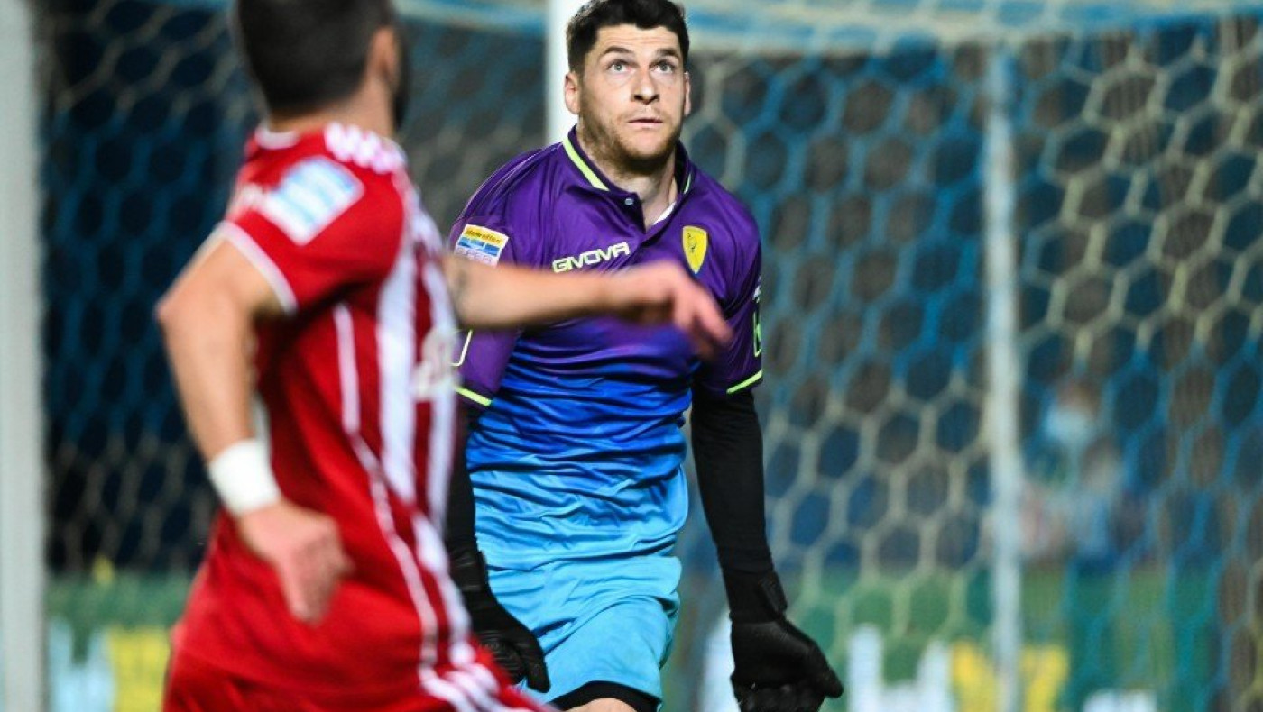 Τούμπα: Κρυστάλλινη νίκη, Αγρίνιο: Οσμή... παράγκας