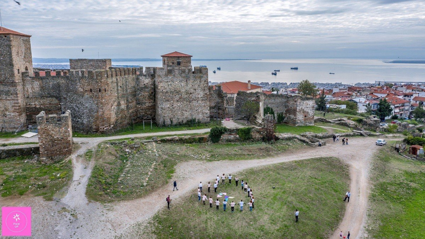 Θεσσαλονίκη: Σχημάτισαν μια καρδιά στο Επταπύργιο για τον καρκίνο του μαστού