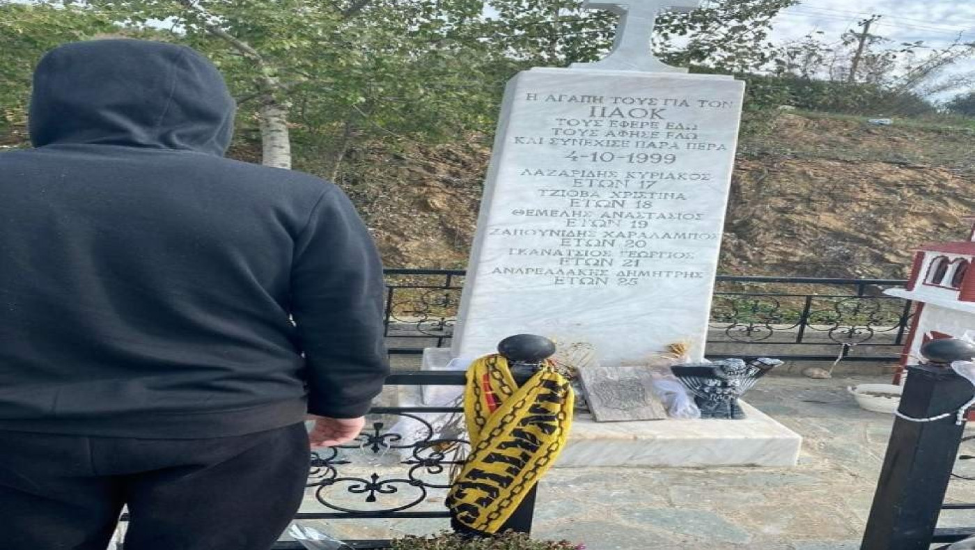 ΜΑΓΚΕΣ Αρειανοί: Στον δρόμο για τον Βόλο πέρασαν από το μνημείο των Τεμπών και άφησαν κασκόλ