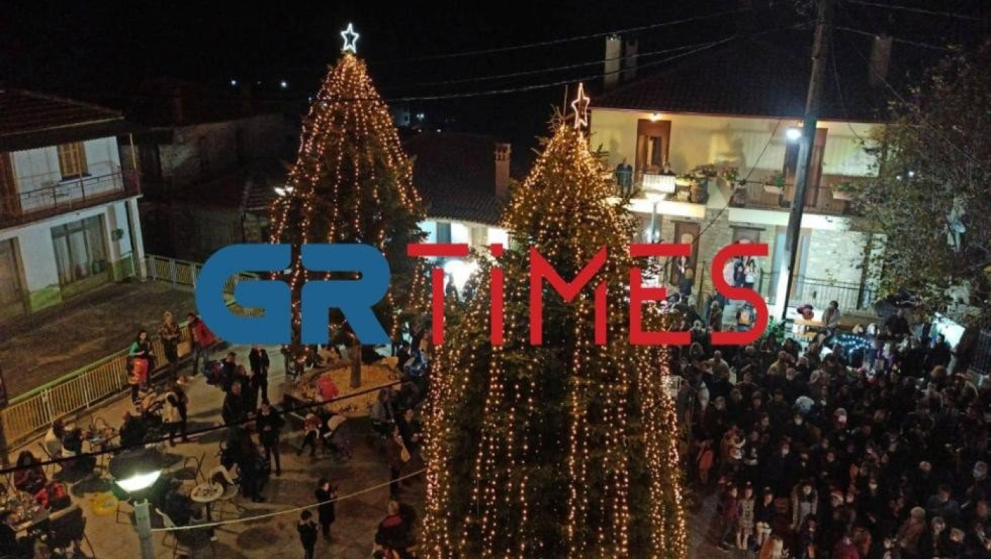 Xαλκιδική: Φωταγωγήθηκε το πρώτο Χριστουγεννιάτικο δέντρο