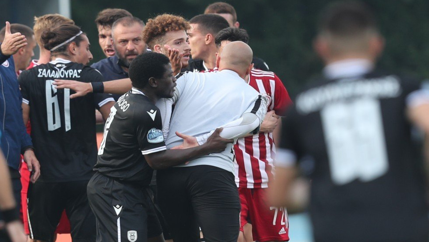 Ενταση στο πρώτο ημίχρονο στο Ολυμπιακός Β-ΠΑΟΚ Β, έπεσαν μπουκάλια από την εξέδρα