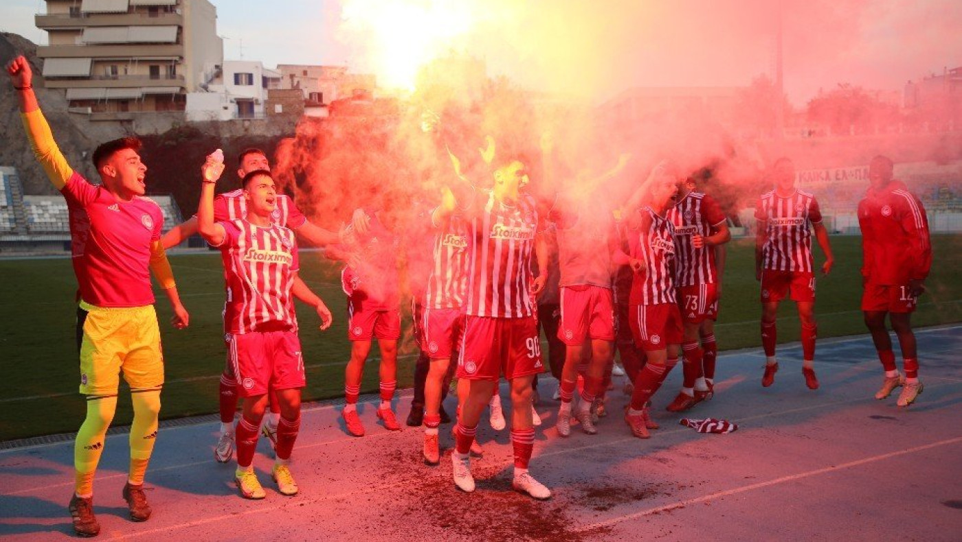 Πανηγυρισμοί με... καπνογόνα για τη νίκη του Ολυμπιακού Β' επί του ΠΑΟΚ Β'