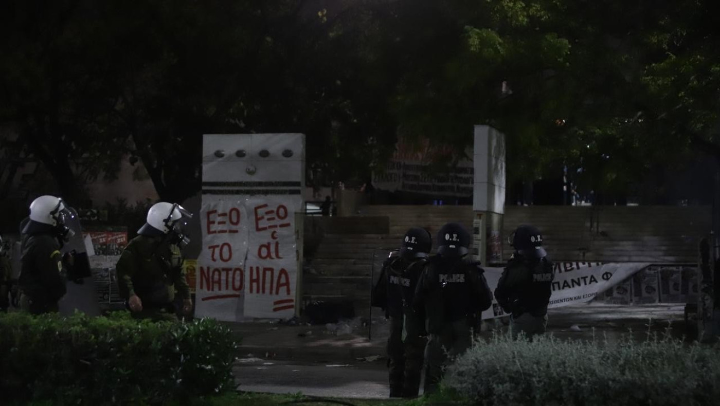 20 προσαγωγές και έξι συλλήψεις για τα επεισόδια έξω από το ΑΠΘ -Γης μαδιάμ ο αύλειος χώρος