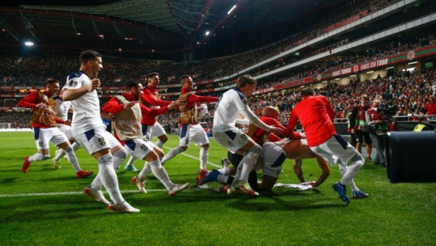 Οι έξαλλοι πανηγυρισμοί στο γκολ του Μίτροβιτς από τον πάγκο της Σερβίας