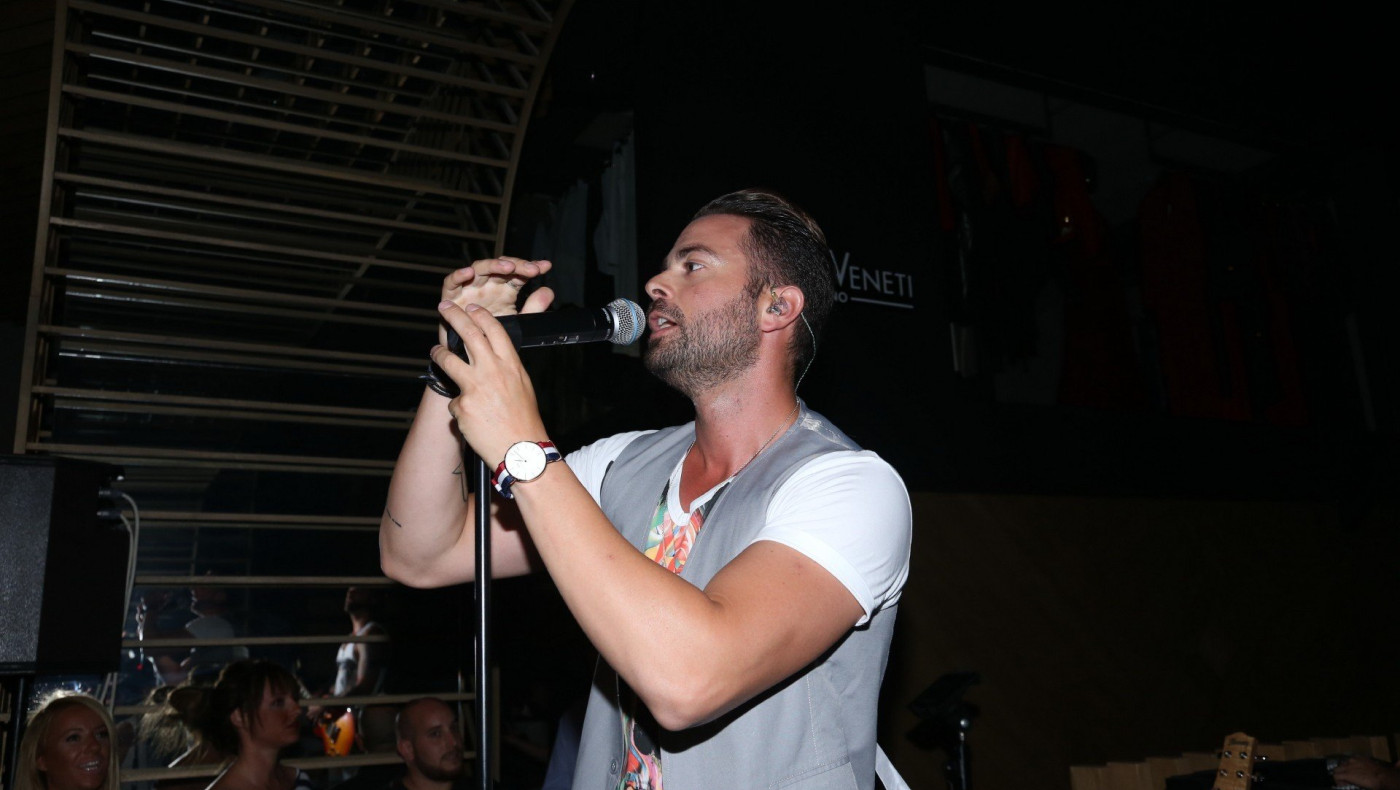 Ηλίας Βρεττός: Άγριο σκηνικό στην πίστα ενώ τραγουδούσε σε μαγαζί στη Λευκωσία