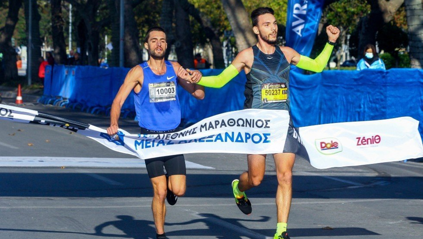 Θεσσαλονίκη: Χέρι – χέρι τερμάτισαν οι 2 πρώτοι στον αγώνα δρόμου των 10χλμ