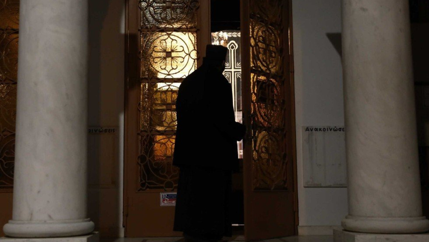 Σε αργία 14 ιερείς που αρνούνται να εμβολιαστούν