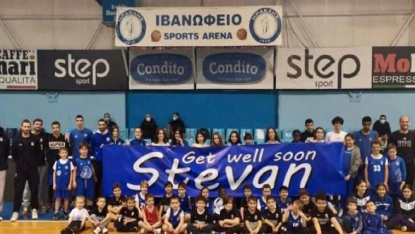 Οι μικροί αθλητές του Ηρακλή στέλνουν δικό τους μήνυμα: «Στέφαν γίνε σύντομα καλά»