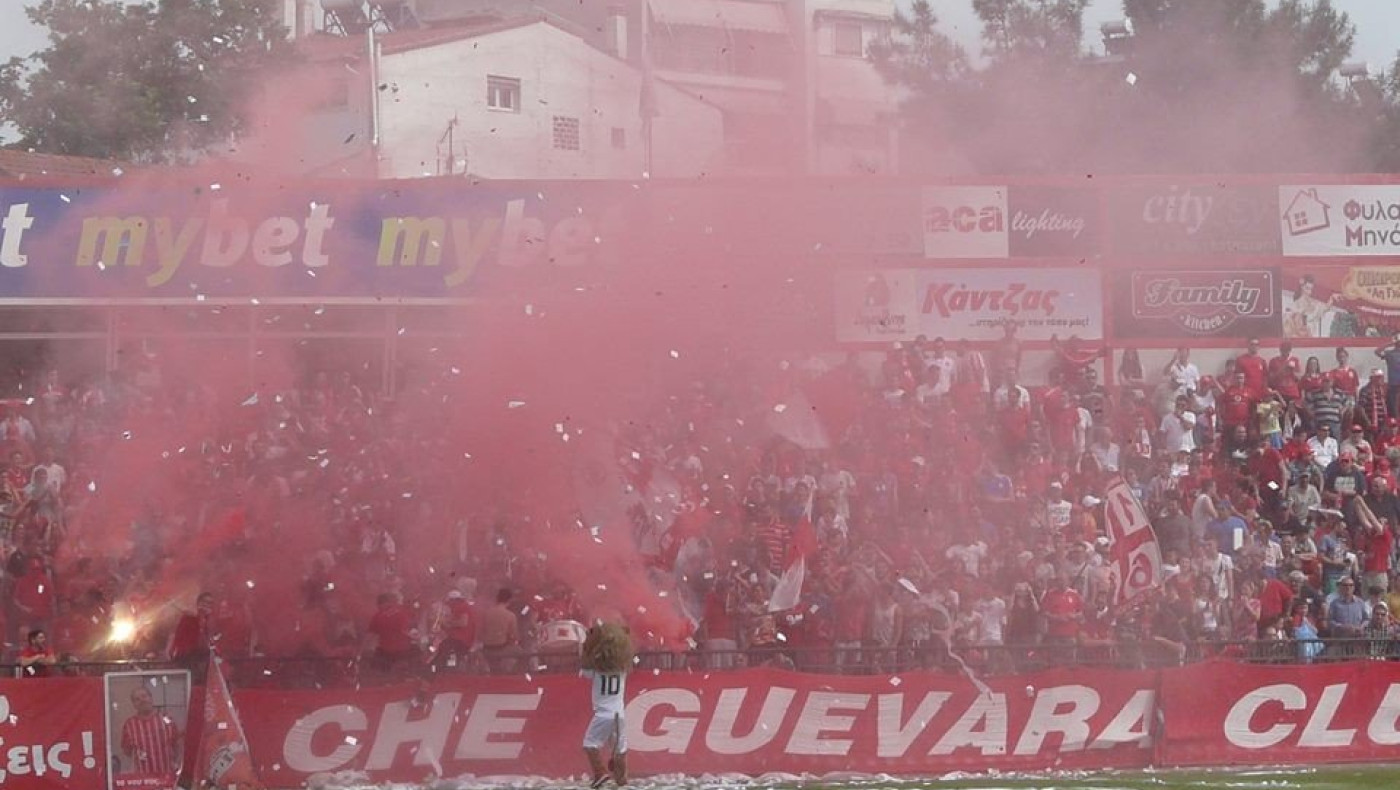 Οι οργανωμένοι του Πανσερραϊκού αποθέωσαν τον φοιτητή - παίκτη της Καβάλας