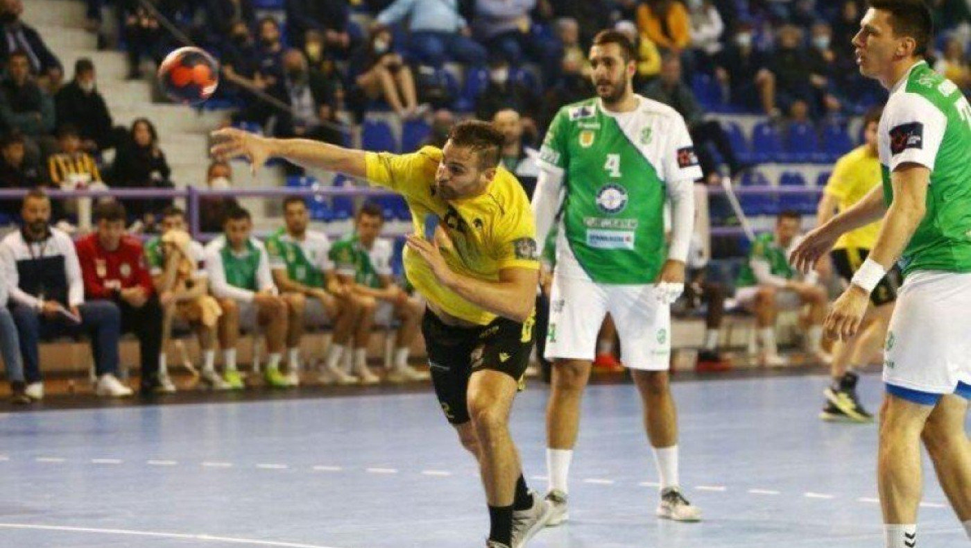 Άνανδρη επίθεση οπαδών της Σπόρτινγκ με λοστούς και πέτρες σε φίλους της ΑΕΚ